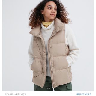 ユニクロ(UNIQLO)の【新品・未使用】ユニクロ パウダーソフトダウンベスト ベージュ L(ダウンベスト)