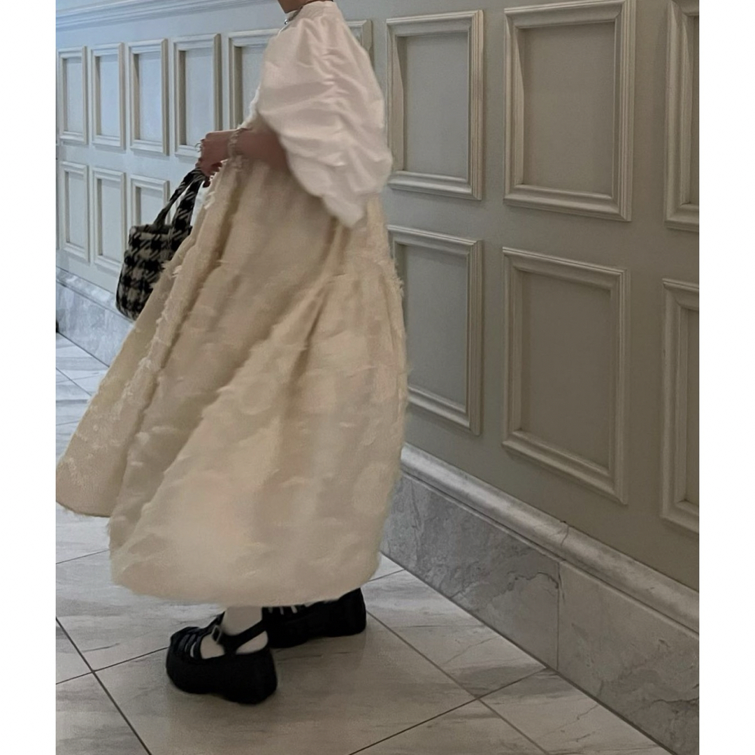 UNITED ARROWS(ユナイテッドアローズ)のアンミヌ　フェザードレス　ホワイト レディースのワンピース(ロングワンピース/マキシワンピース)の商品写真