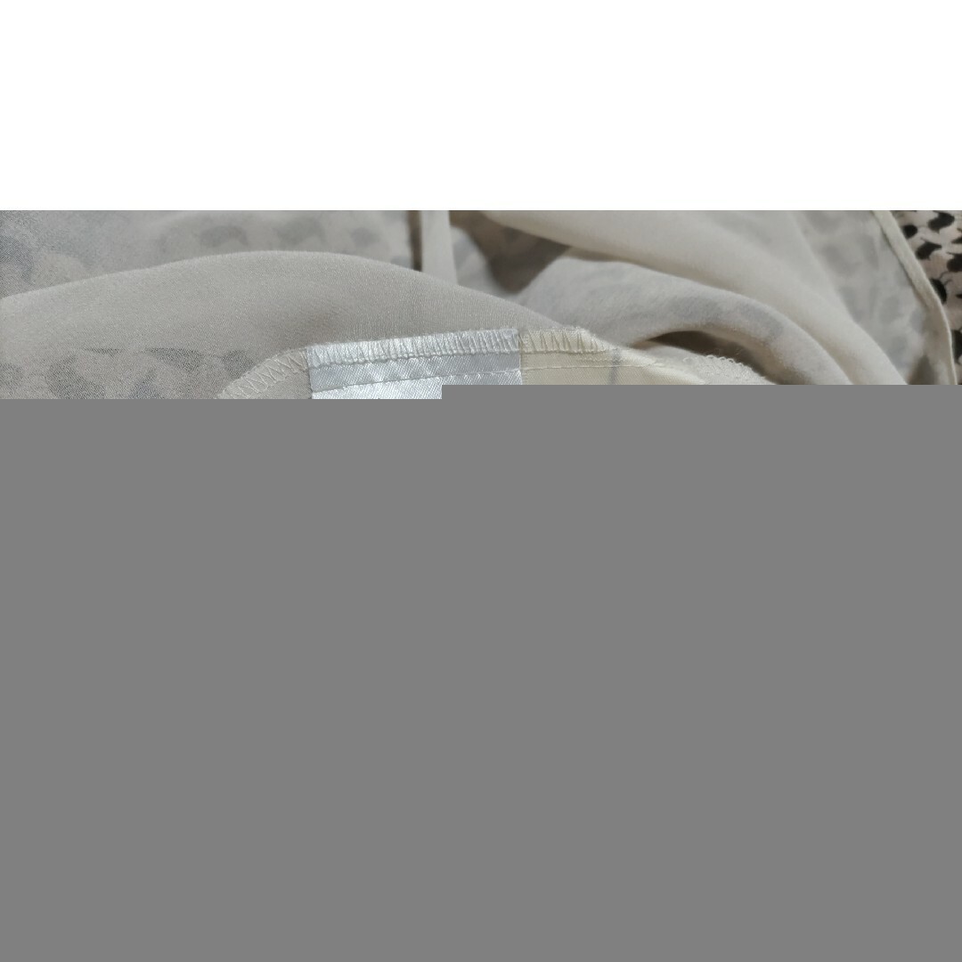 GRACE CONTINENTAL(グレースコンチネンタル)の新品タグ付き　グレースコンチネンタル　バードプリントトップ　フレア袖　36 レディースのトップス(シャツ/ブラウス(長袖/七分))の商品写真
