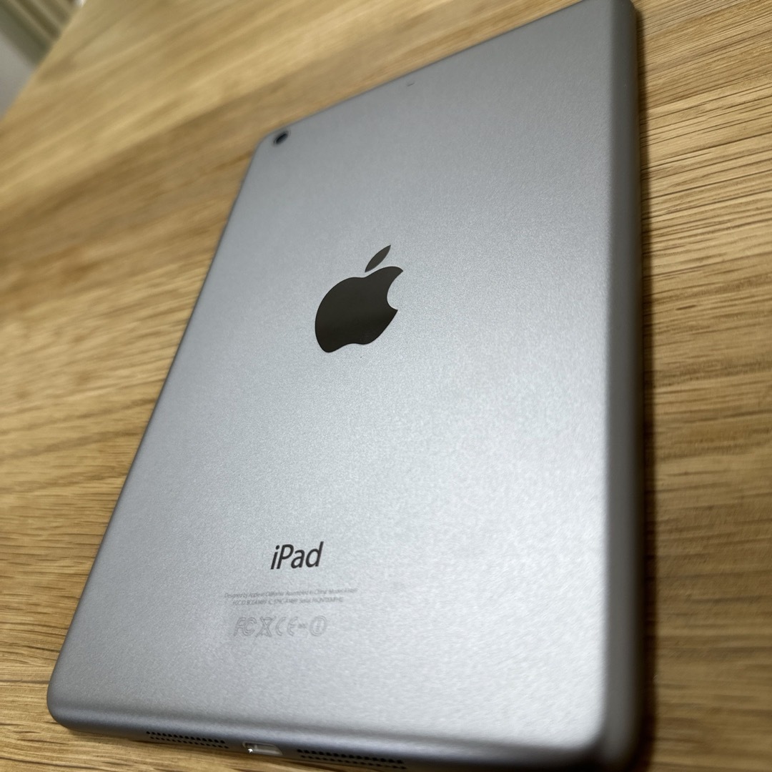 iPad(アイパッド)のipad mini 2 (第2世代) 128GB シルバー　消音ボタン不具合 スマホ/家電/カメラのPC/タブレット(タブレット)の商品写真