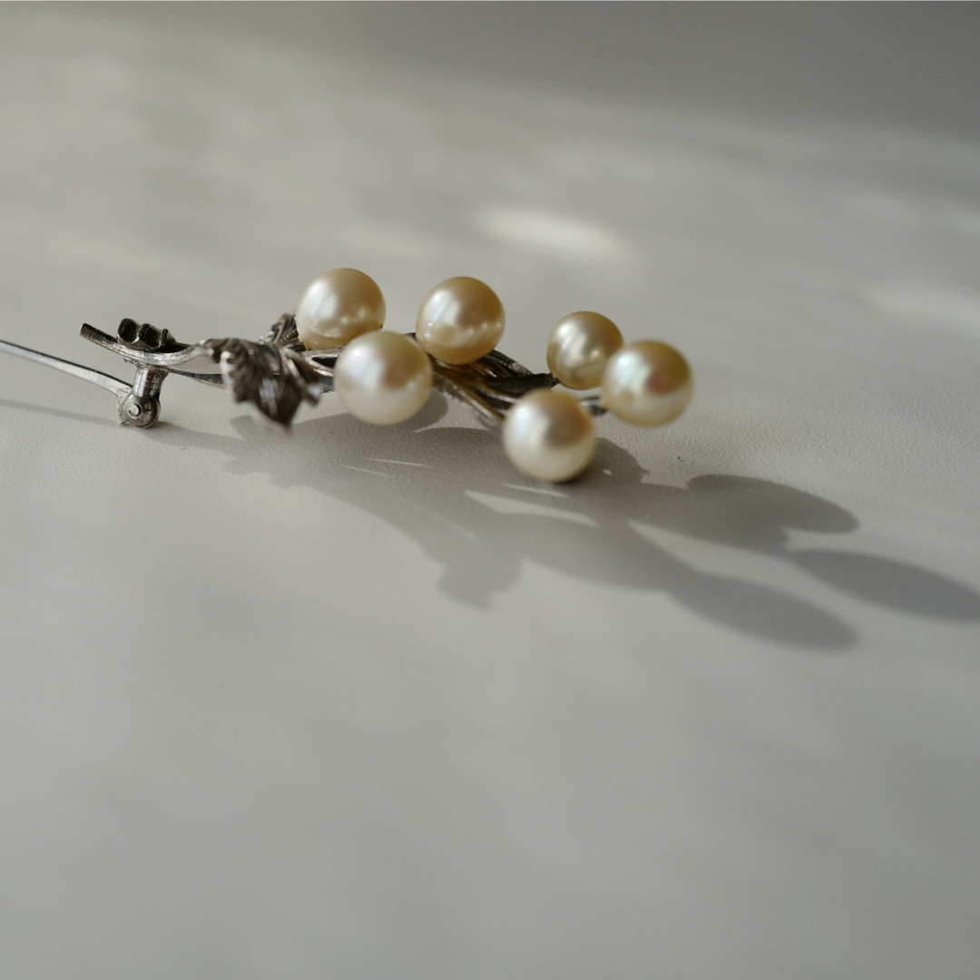 アンティーク　ビンテージ　シルバーブローチ　本真珠　あこや真珠　パール レディースのアクセサリー(ブローチ/コサージュ)の商品写真