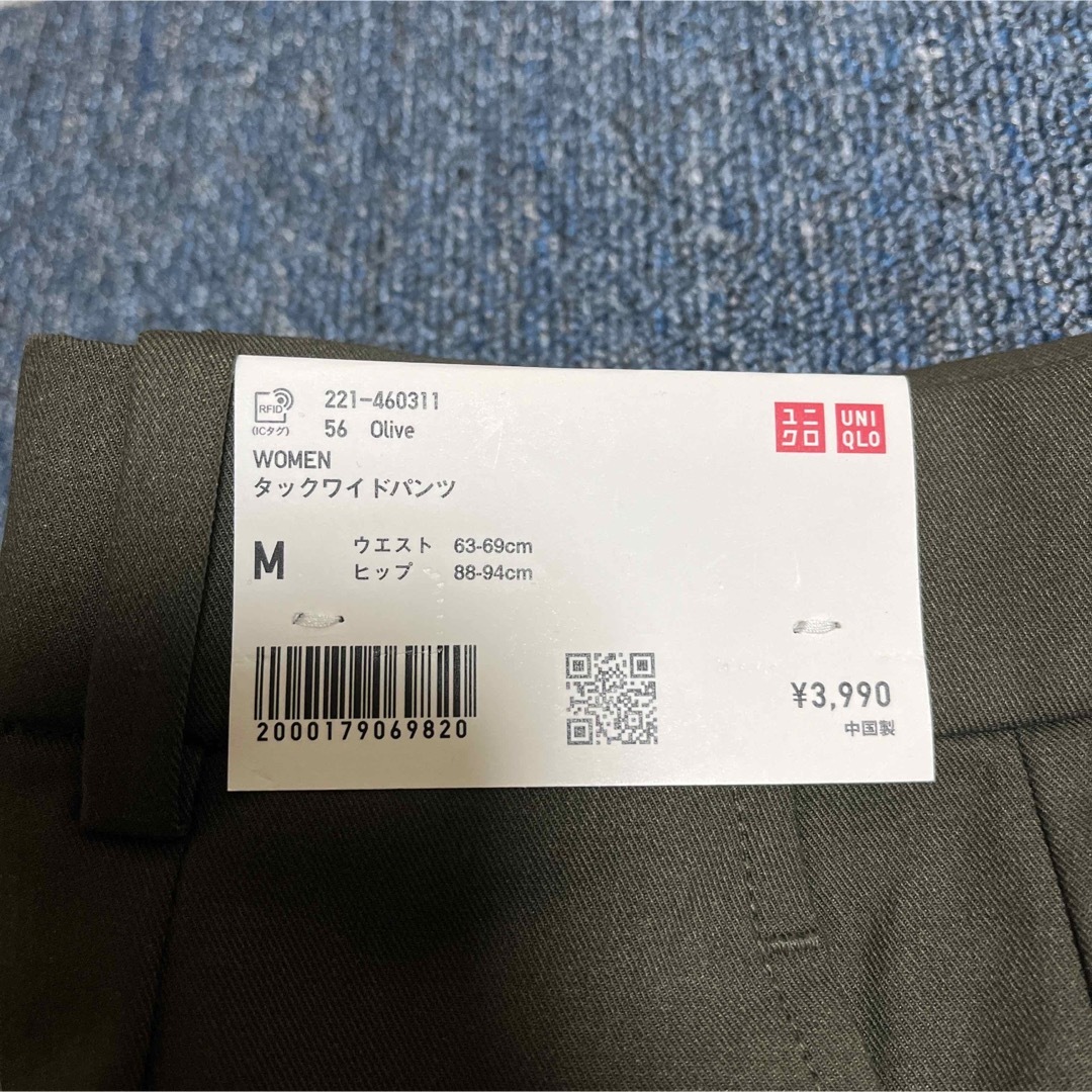 UNIQLO(ユニクロ)のタックワイドパンツ オリーブ Mサイズ レディースのパンツ(カジュアルパンツ)の商品写真