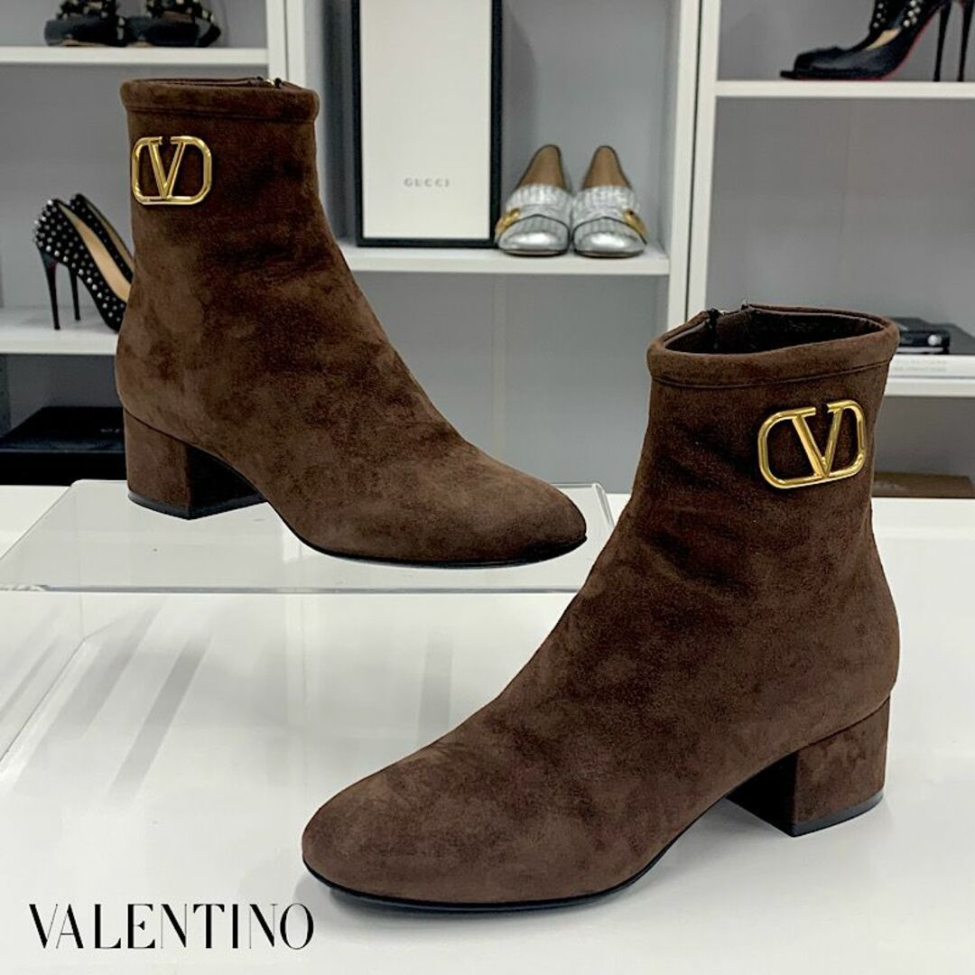 VALENTINO(ヴァレンティノ)の8920 ヴァレンティノ スエード V金具 ショートブーツ ブラウン レディースの靴/シューズ(ブーツ)の商品写真