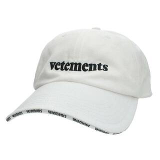ヴェトモン(VETEMENTS)のヴェトモン ロゴ刺繍ベースボール帽子 メンズ(帽子)