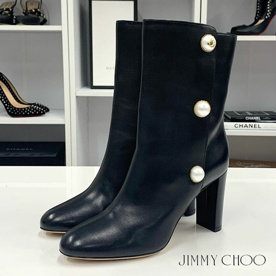 JIMMY CHOO(ジミーチュウ)の8717 ジミーチュウ レザー パール ショートブーツ ブラック レディースの靴/シューズ(ブーツ)の商品写真