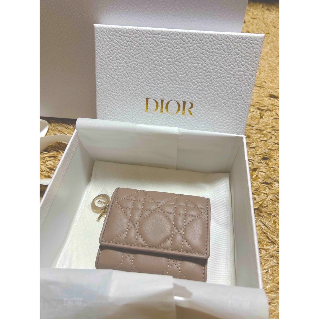 Dior - 新作 品薄 Lady Dior ロータスウォレット 新色トープ Dior - 新作 品薄 Lady Dior ロータスウォレット 新色トープ