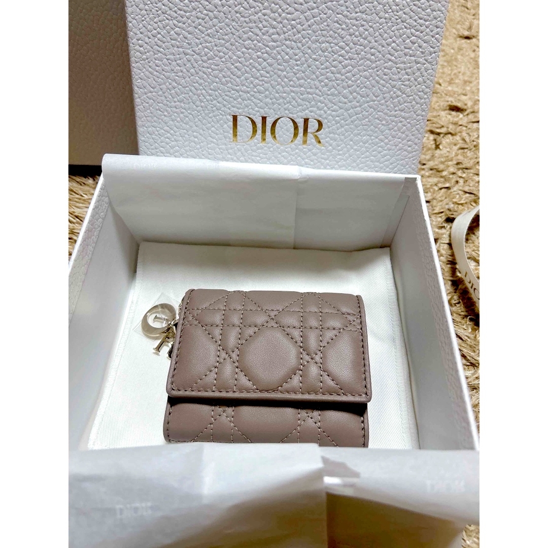 Dior - 新作 品薄 Lady Dior ロータスウォレット 新色トープ Dior - 新作 品薄 Lady Dior ロータスウォレット 新色トープ