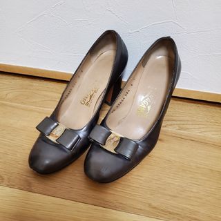 サルヴァトーレフェラガモ(Salvatore Ferragamo)のフェラガモ　ヴァラ　パンプス(ハイヒール/パンプス)