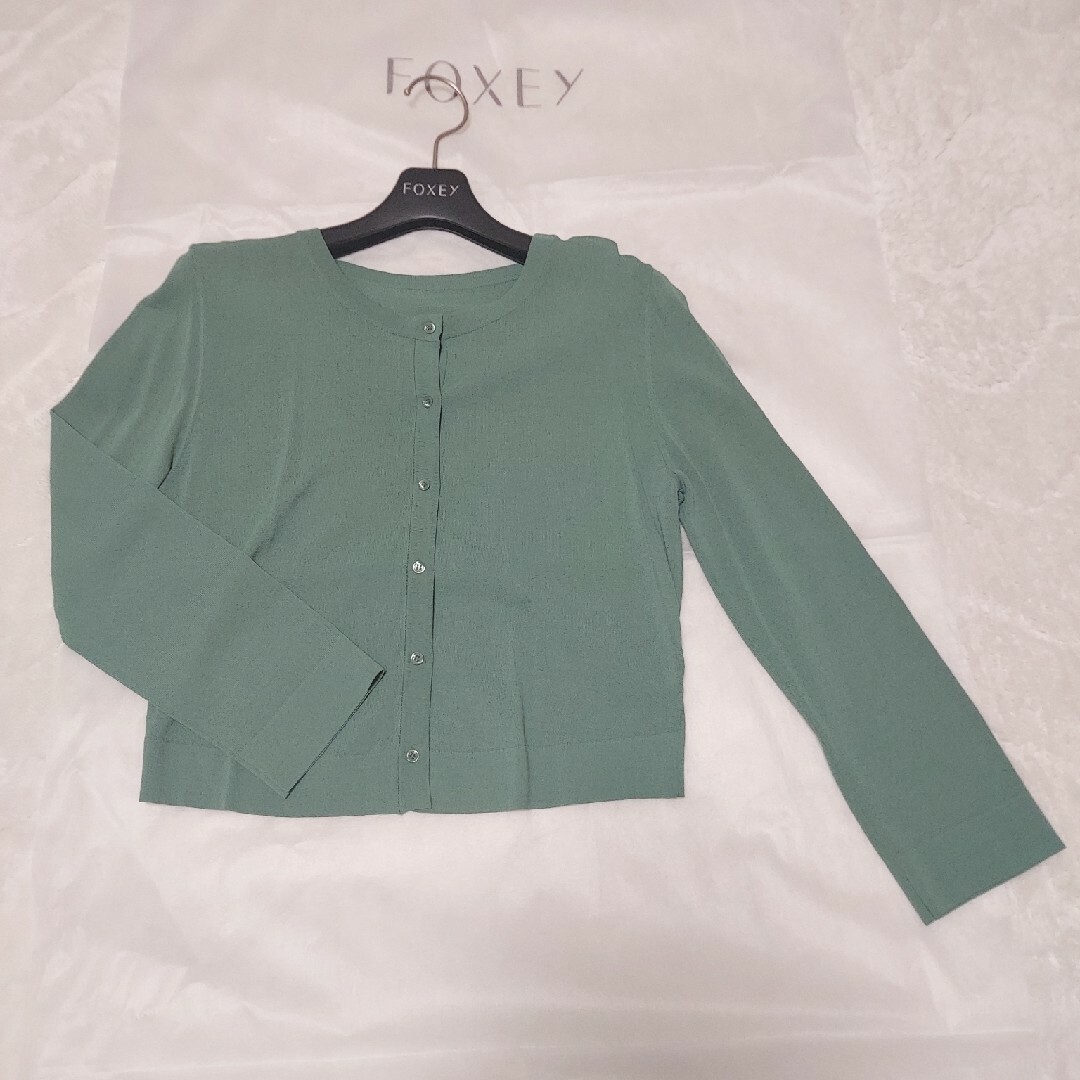 FOXEY(フォクシー)の【ご専用です】フォクシー　アッパースタンダード　38 レディースのトップス(カーディガン)の商品写真