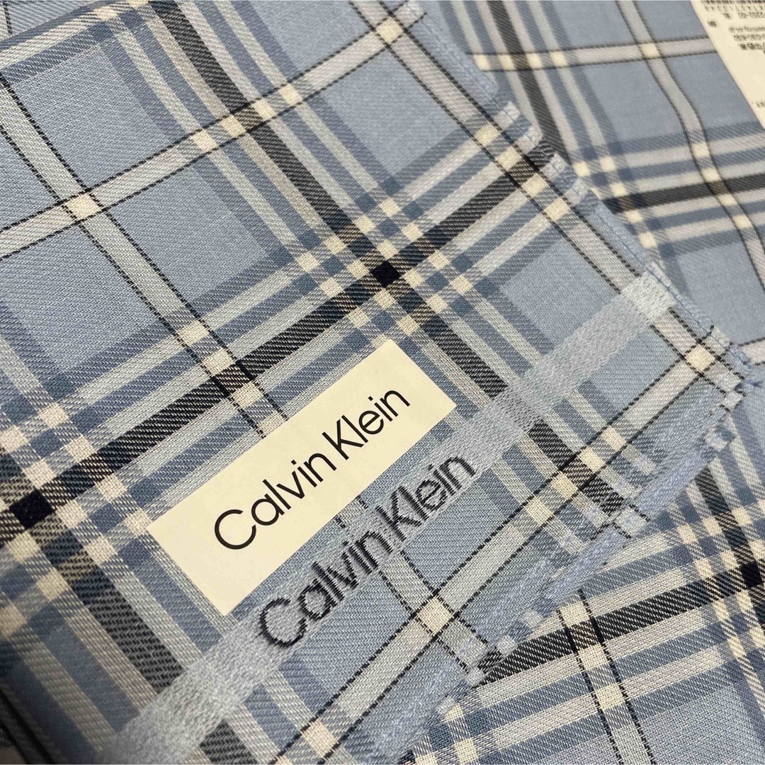 Calvin Klein(カルバンクライン)の新品未使用　カルバンクライン　メンズ　ハンカチーフ　2枚 メンズのファッション小物(ハンカチ/ポケットチーフ)の商品写真