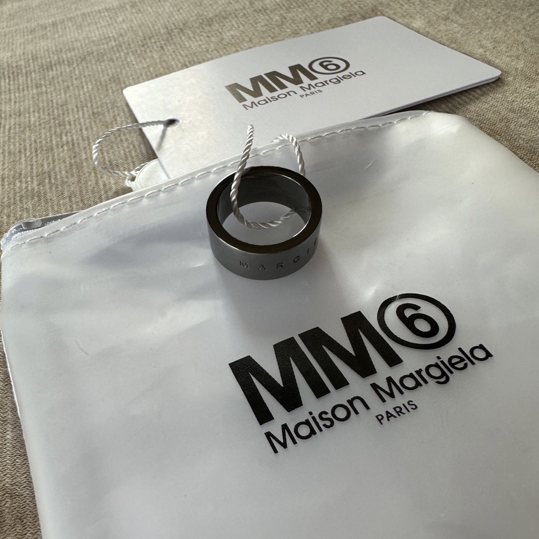 Maison Martin Margiela(マルタンマルジェラ)の2新品 メゾン マルジェラ MM6 ブランドロゴ リング 指輪 ダークシルバー レディースのアクセサリー(リング(指輪))の商品写真
