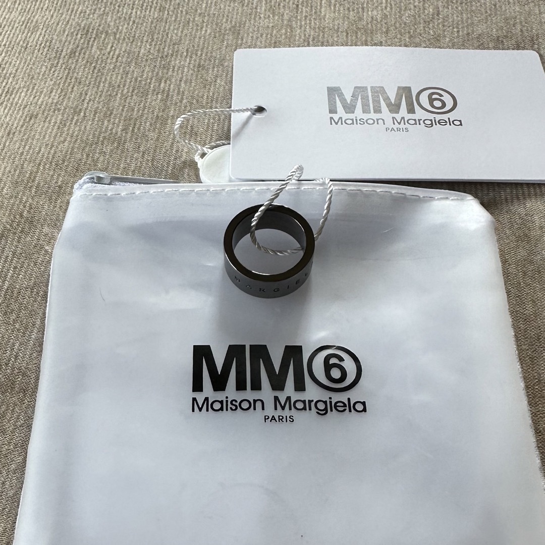 Maison Martin Margiela(マルタンマルジェラ)の2新品 メゾン マルジェラ MM6 ブランドロゴ リング 指輪 ダークシルバー レディースのアクセサリー(リング(指輪))の商品写真