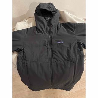 パタゴニア(patagonia)の新品パタゴニアナノエアフーディーブラック　(登山用品)