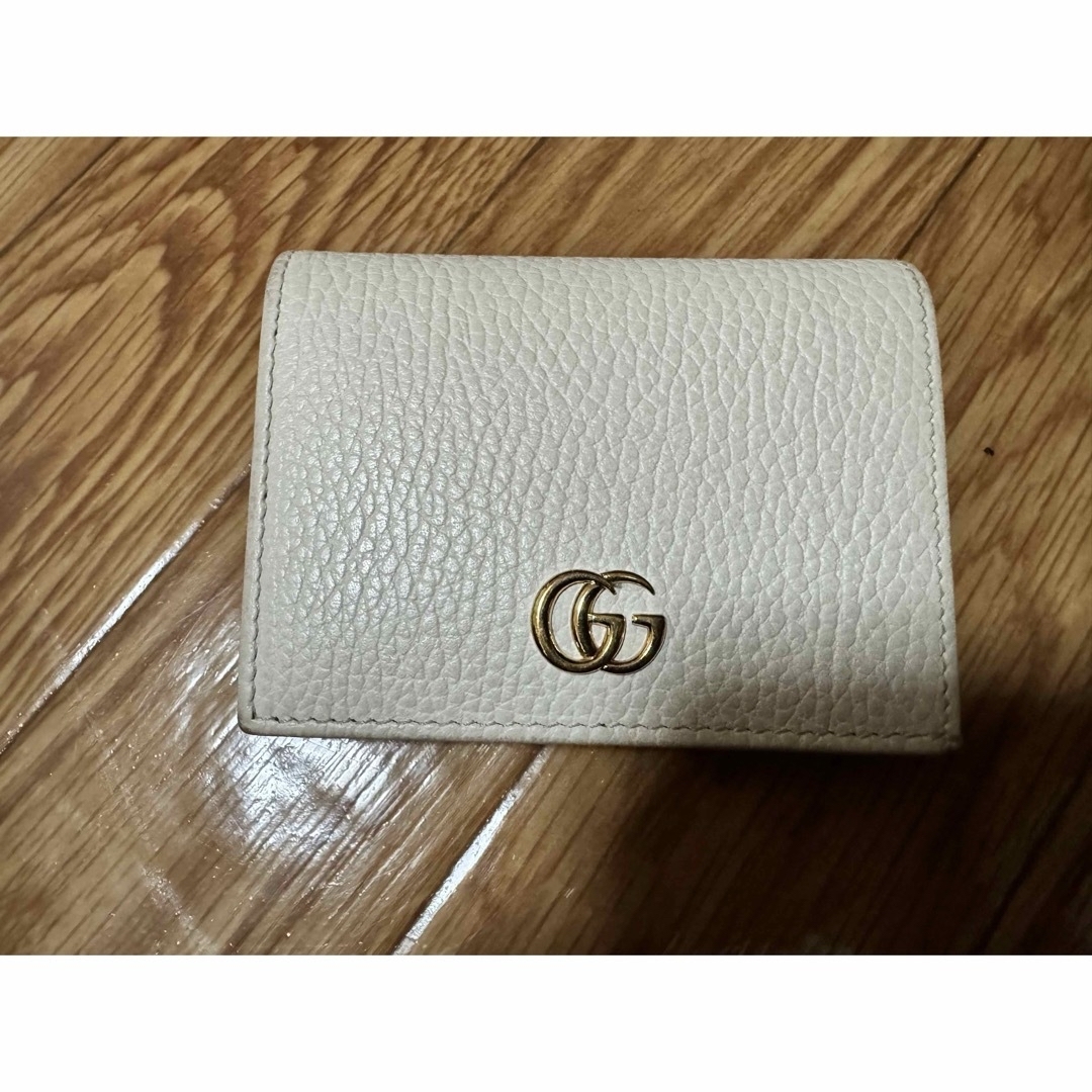 Gucci(グッチ)のGUCCI ホワイト　2つ折り財布　ミニ財布　コンパクト レディースのファッション小物(財布)の商品写真