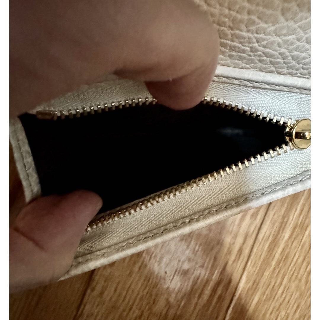 Gucci(グッチ)のGUCCI ホワイト　2つ折り財布　ミニ財布　コンパクト レディースのファッション小物(財布)の商品写真