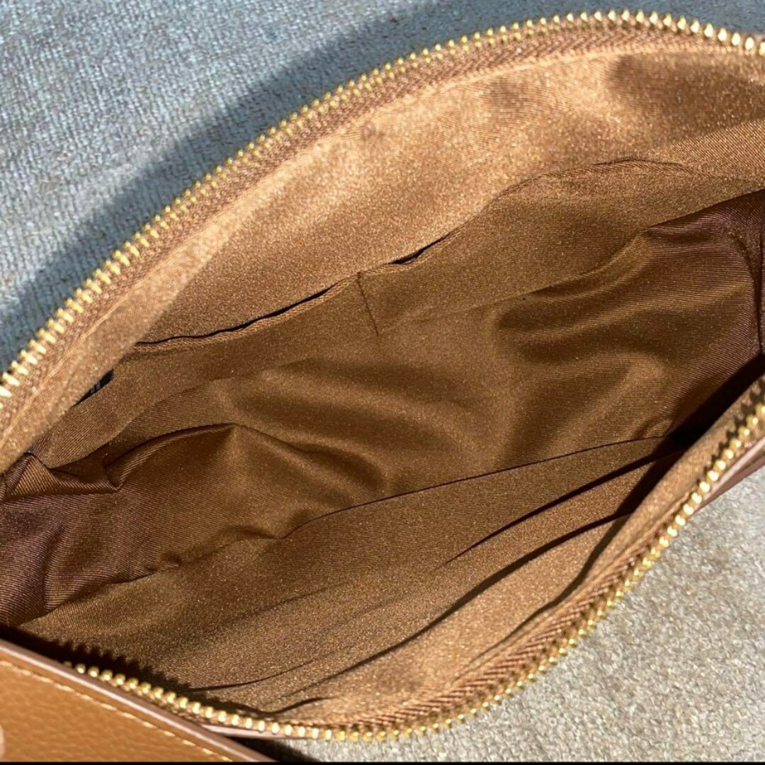 UNIQLO(ユニクロ)の新品 未使用 ユニクロ レザータッチワンハンドルバッグ ブラウン レディースのバッグ(ハンドバッグ)の商品写真