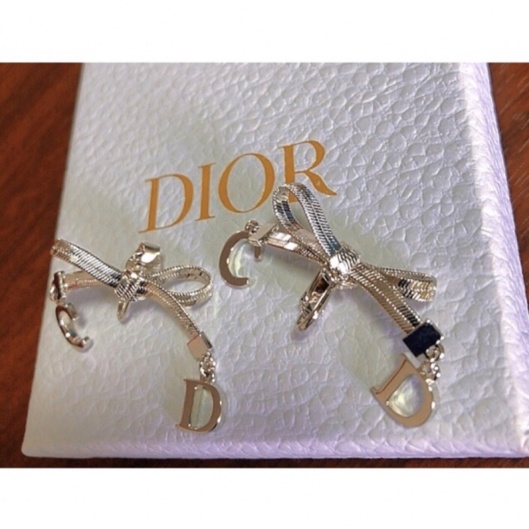 Christian Dior(クリスチャンディオール)のDior リボン 揺れる イヤリング シルバー ロゴ 可愛い 希少 レディースのアクセサリー(イヤリング)の商品写真