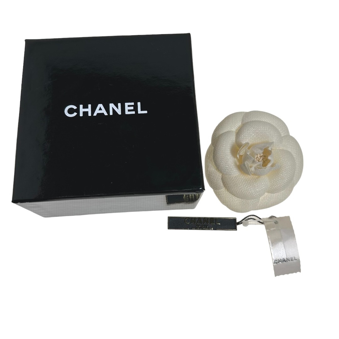 CHANEL(シャネル)のシャネル  ブローチ ホワイト  CHANEL コサージュ レディースのアクセサリー(ブローチ/コサージュ)の商品写真