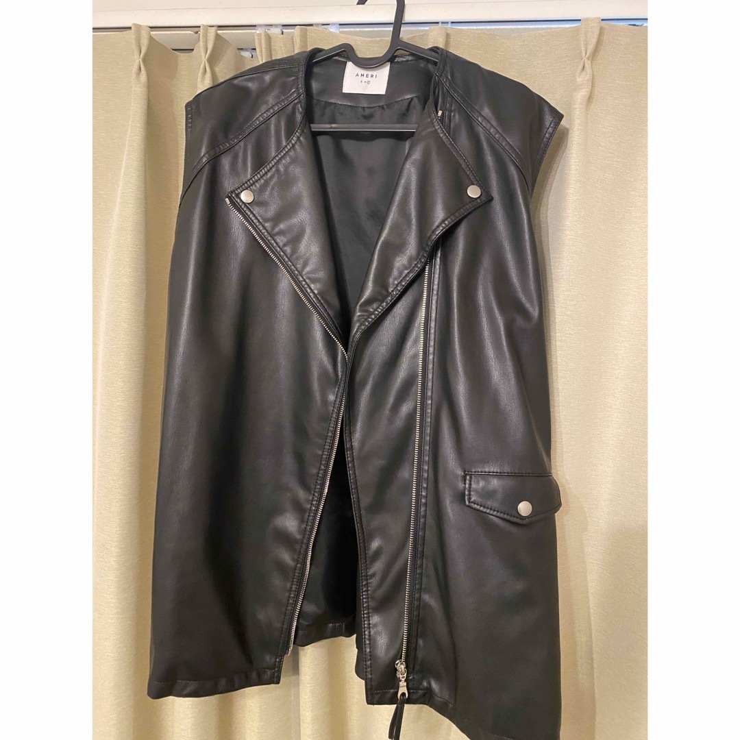 Ameri VINTAGE(アメリヴィンテージ)のameri vintage：RIDERS FAKE LEATHER VEST  レディースのジャケット/アウター(ライダースジャケット)の商品写真