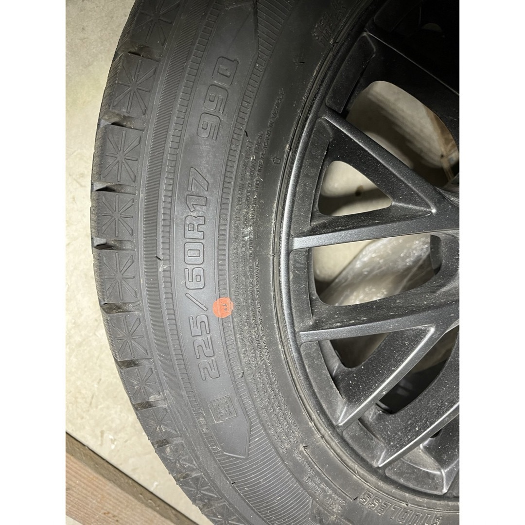 Goodyear(グッドイヤー)のスタッドレス　225/60R17 アルファード用　4本セット 自動車/バイクの自動車(タイヤ・ホイールセット)の商品写真