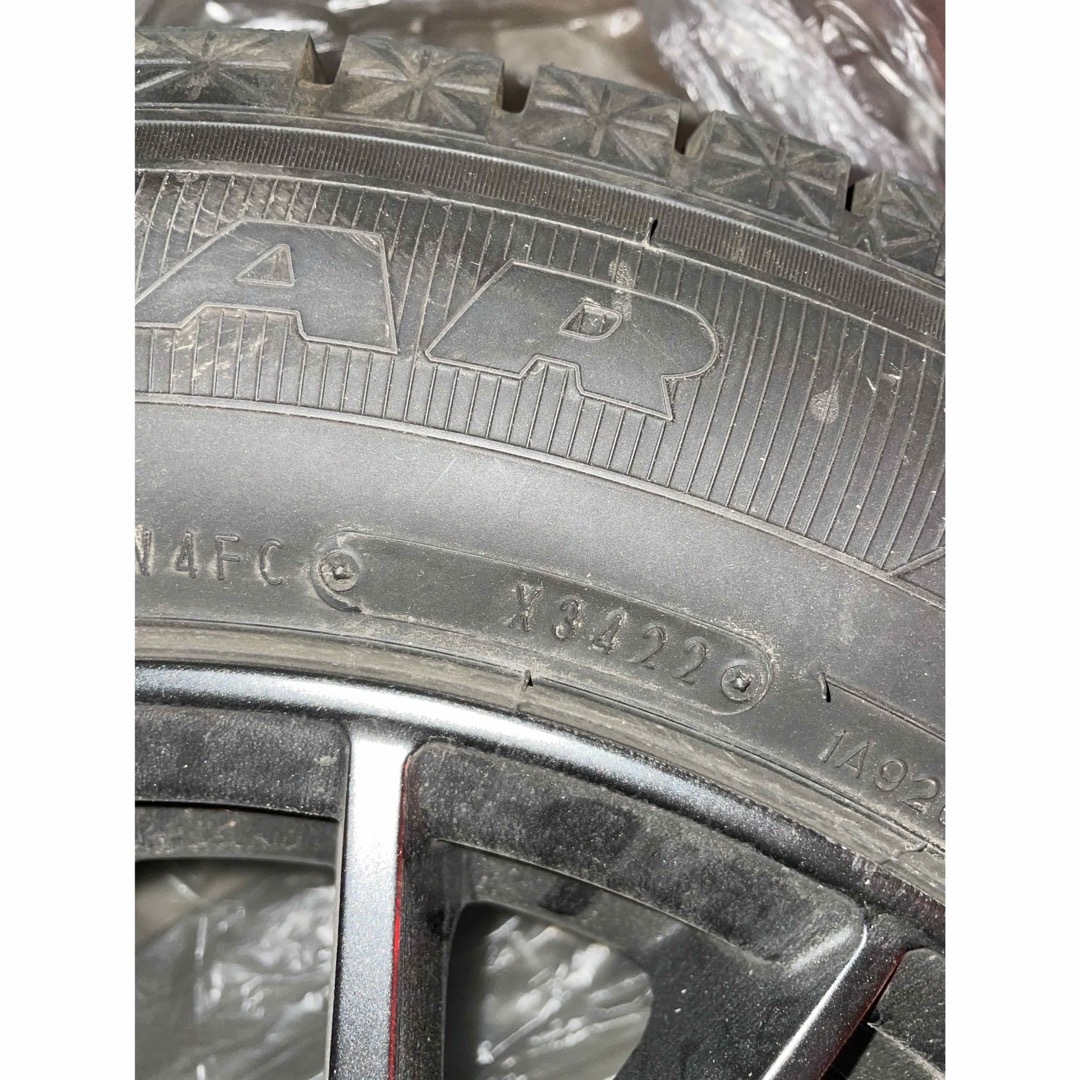 Goodyear(グッドイヤー)のスタッドレス　225/60R17 アルファード用　4本セット 自動車/バイクの自動車(タイヤ・ホイールセット)の商品写真