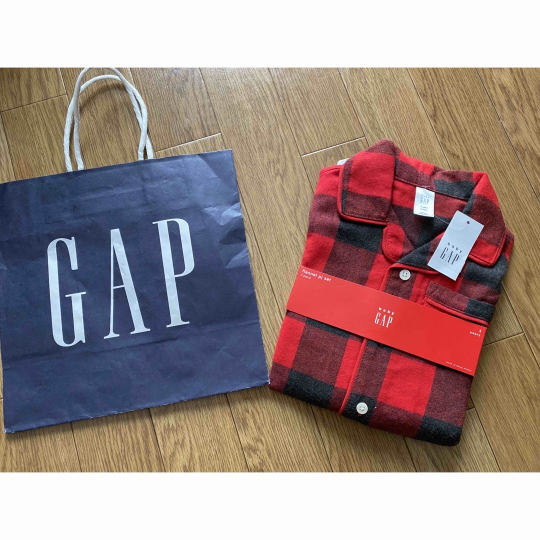 babyGAP(ベビーギャップ)の新品未使用ブロックチェック長袖フランネルパジャマ上下セット黒赤クリスマス3 キッズ/ベビー/マタニティのキッズ服男の子用(90cm~)(パジャマ)の商品写真