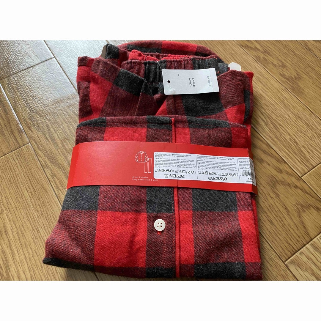 babyGAP(ベビーギャップ)の新品未使用ブロックチェック長袖フランネルパジャマ上下セット黒赤クリスマス3 キッズ/ベビー/マタニティのキッズ服男の子用(90cm~)(パジャマ)の商品写真