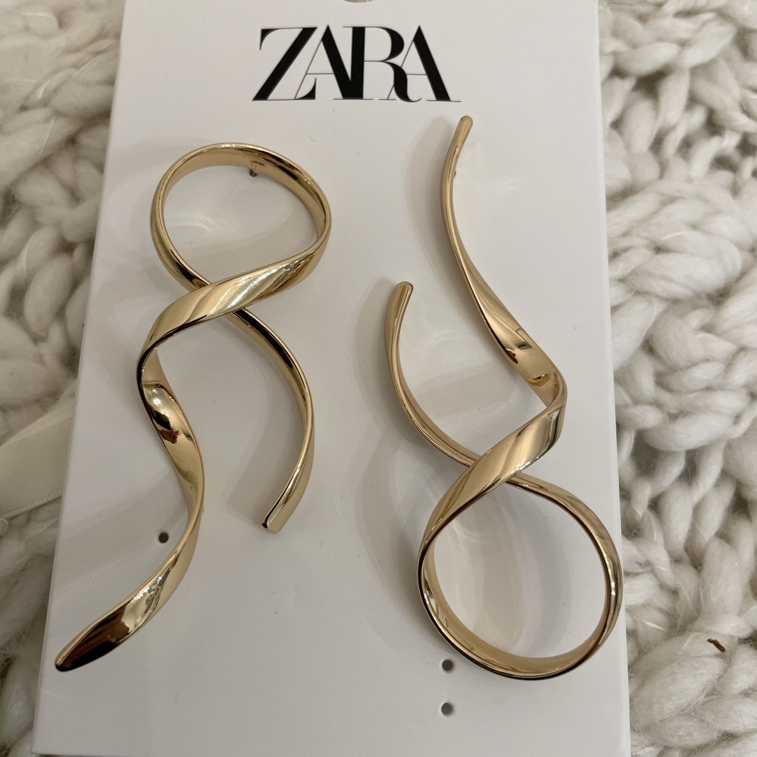 ZARA(ザラ)のZARAの大ぶりゴールドピアス レディースのアクセサリー(ピアス)の商品写真