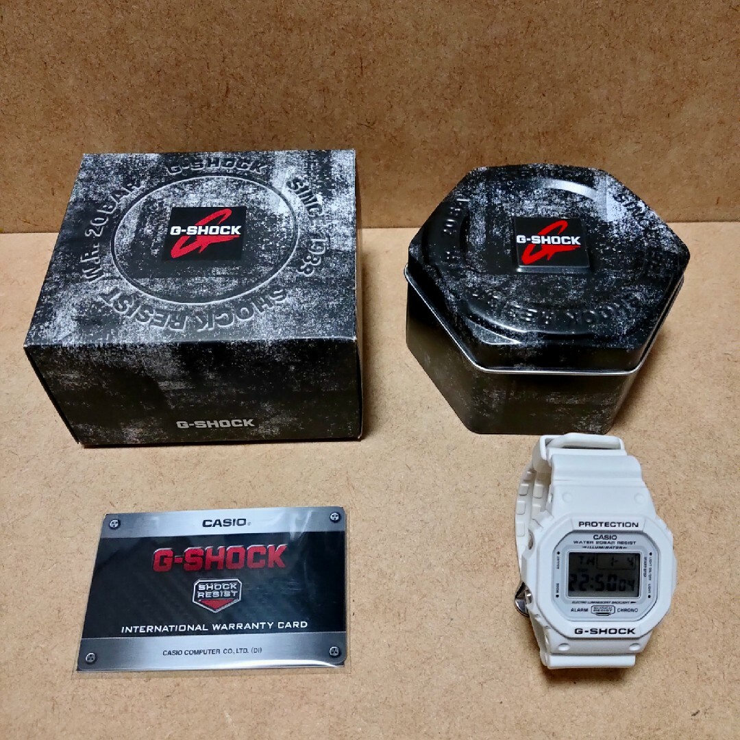 G-SHOCK(ジーショック)のカシオG-SHOCK海外モデルマリーンホワイト DW-5600MW-7 メンズの時計(腕時計(デジタル))の商品写真