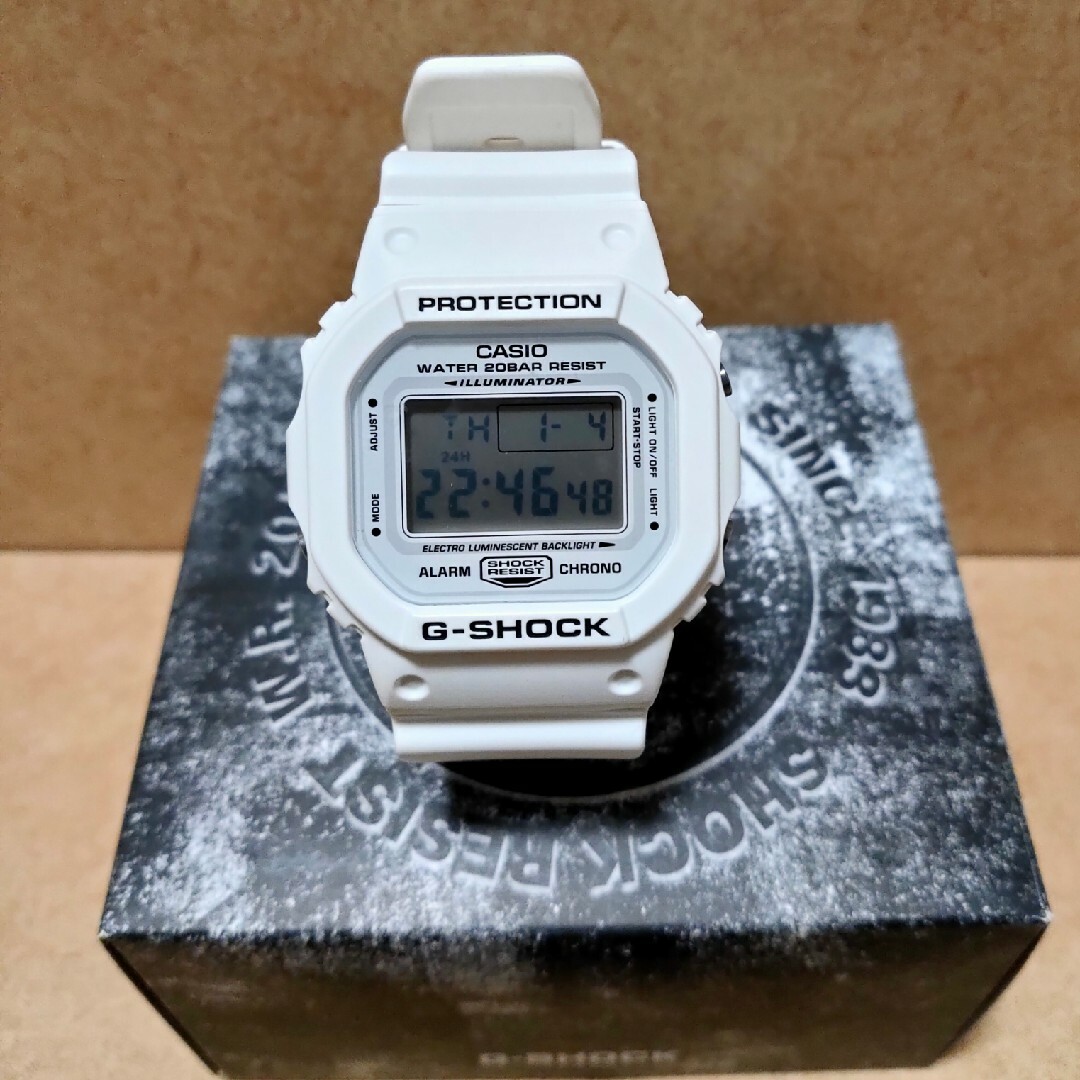 G-SHOCK(ジーショック)のカシオG-SHOCK海外モデルマリーンホワイト DW-5600MW-7 メンズの時計(腕時計(デジタル))の商品写真