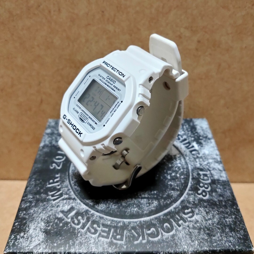 G-SHOCK(ジーショック)のカシオG-SHOCK海外モデルマリーンホワイト DW-5600MW-7 メンズの時計(腕時計(デジタル))の商品写真