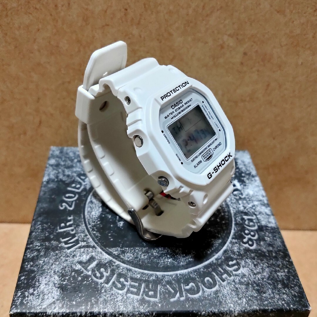 G-SHOCK(ジーショック)のカシオG-SHOCK海外モデルマリーンホワイト DW-5600MW-7 メンズの時計(腕時計(デジタル))の商品写真