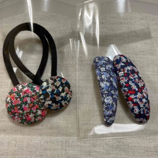 リバティ(LIBERTY.)のリバティプリントハンドメイド　ヘアピン＆ヘアゴムセット(ヘアアクセサリー)