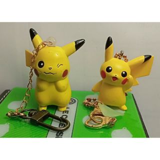 ポケモン(ポケモン)のピカチュウキーホルダー２個セット中古(キーホルダー)