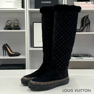 ルイヴィトン(LOUIS VUITTON)の8902 ヴィトン スエード モノグラム ムートンブーツ ブラック(ブーツ)