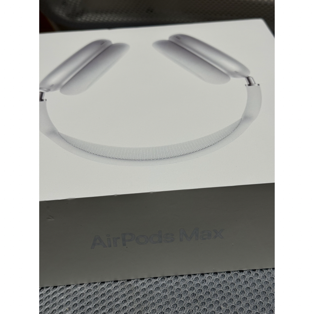 AirPods Max Silver  カテゴリ: ヘッドホン スマホ/家電/カメラのオーディオ機器(ヘッドフォン/イヤフォン)の商品写真