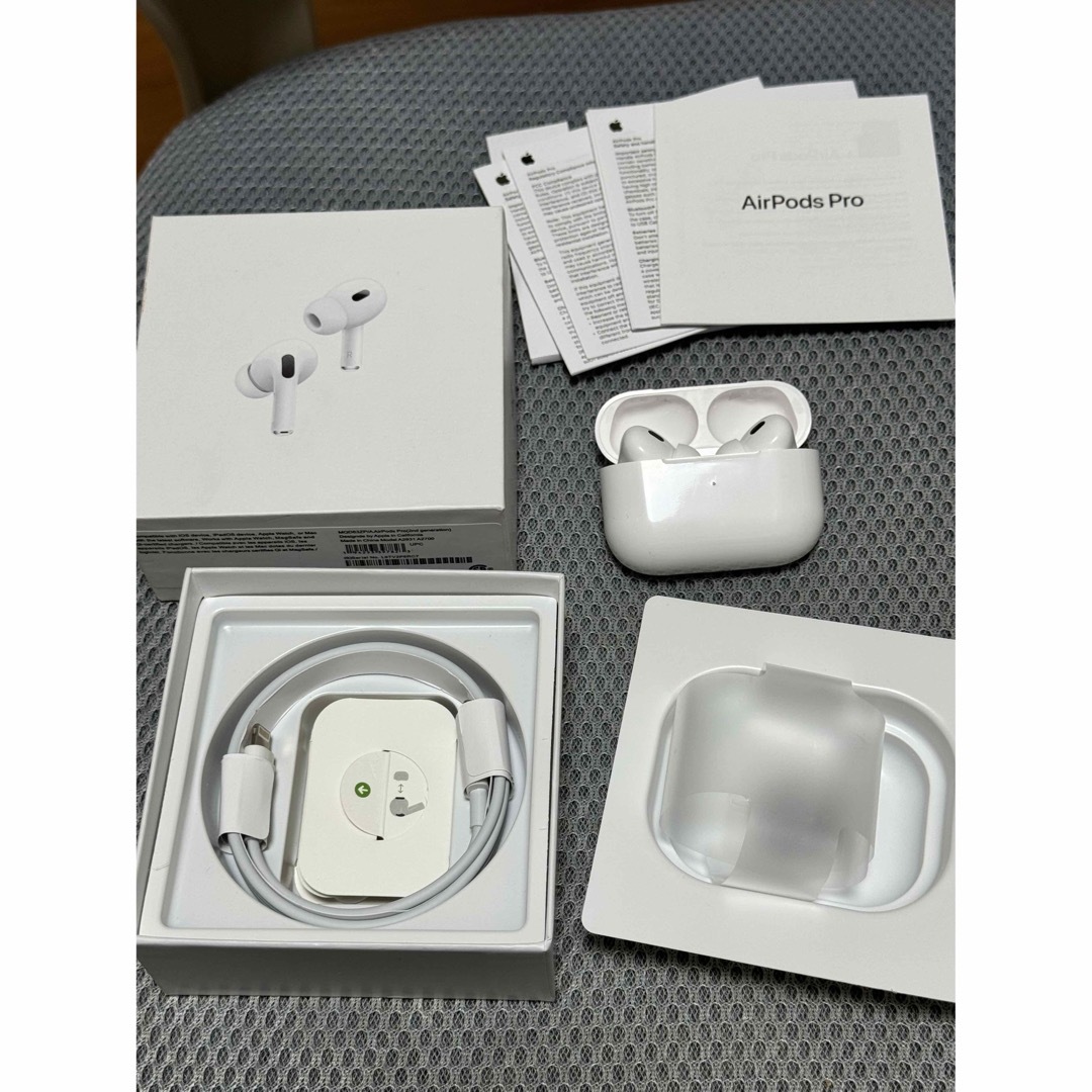 AirPods Pro（第2世代）Lightningモデル MQD83ZP/A スマホ/家電/カメラのオーディオ機器(ヘッドフォン/イヤフォン)の商品写真