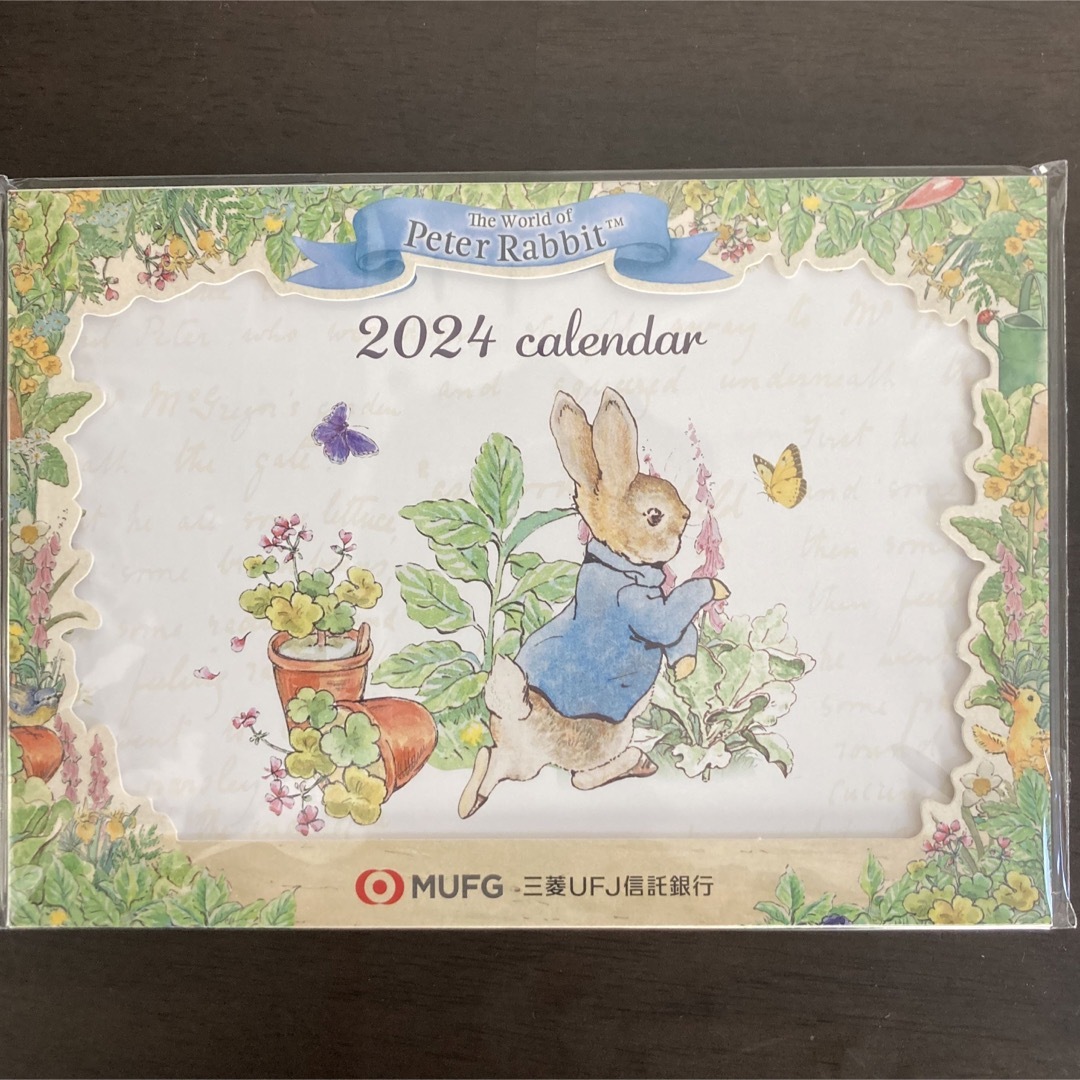 PETER RABBIT（TM）(ピーターラビット)の【未開封】2024年　ピーターラビット　三菱UFJ信託銀行　卓上カレンダー インテリア/住まい/日用品の文房具(カレンダー/スケジュール)の商品写真