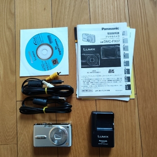 パナソニック(Panasonic)のPanasonic　LUMIX DMC-FX07 シルバー(コンパクトデジタルカメラ)