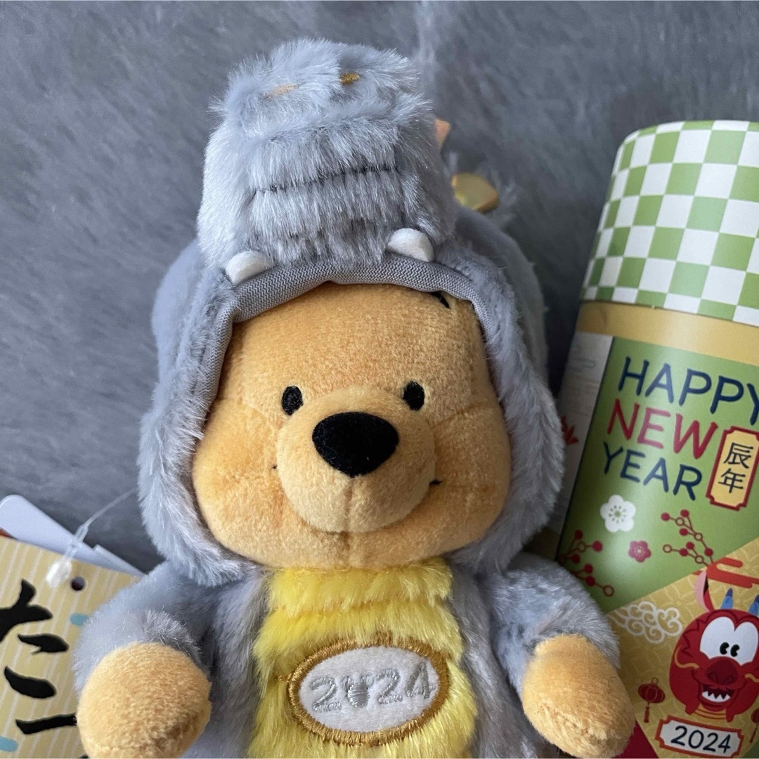 Disney(ディズニー)の☆新品 タグ付き 干支 2024 辰年 ぬいぐるみバッジ プーさん & 抹茶ラテ エンタメ/ホビーのおもちゃ/ぬいぐるみ(キャラクターグッズ)の商品写真