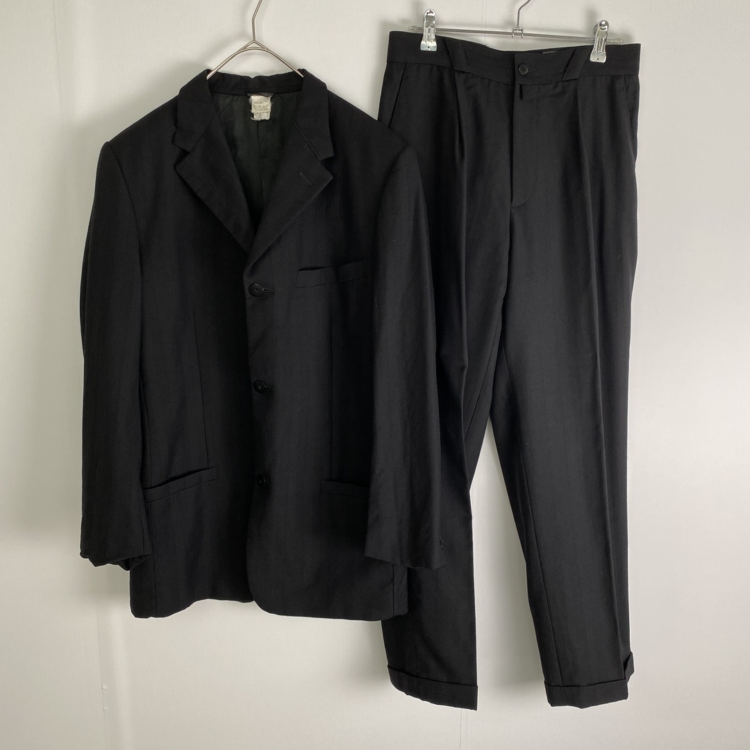 Gianni Versace(ジャンニヴェルサーチ)の【ヴェルサーチ 　スーツセットアップ　イタリア製　ストライプ　黒　古着】 メンズのスーツ(セットアップ)の商品写真