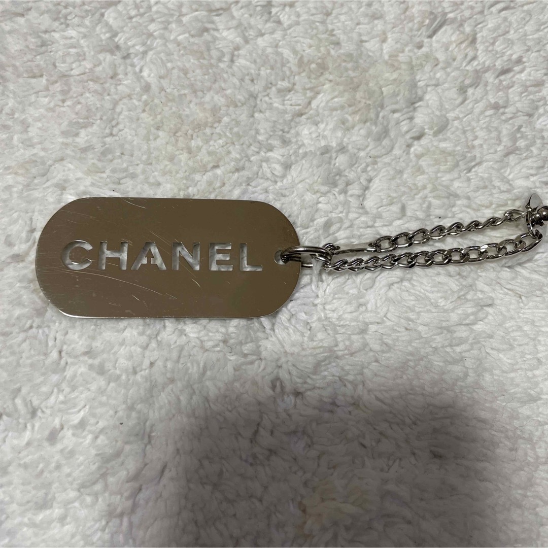 CHANEL(シャネル)のシャネル CHANEL ロゴプレート バッグチャーム キーホルダー  レディースのファッション小物(キーホルダー)の商品写真