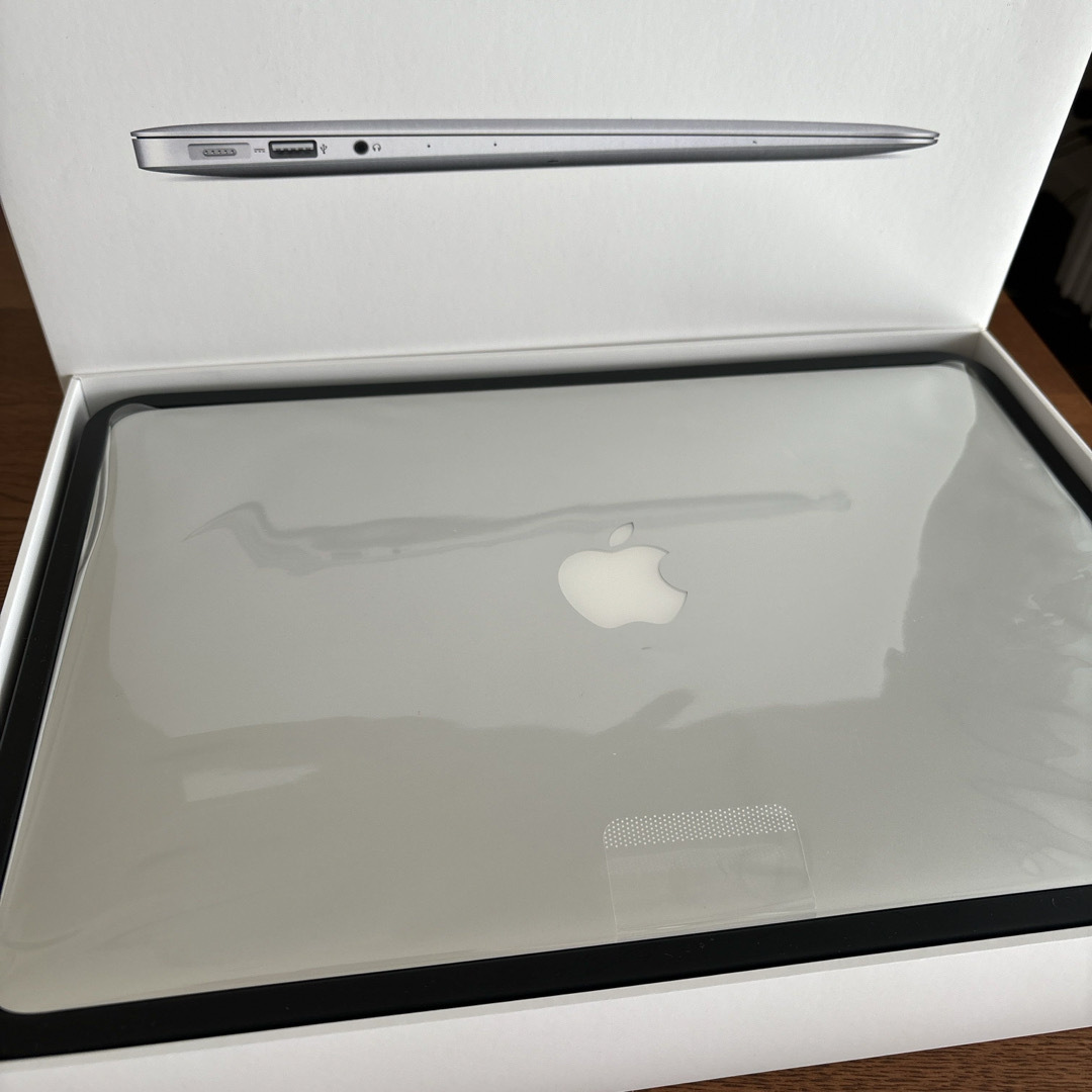 Mac (Apple)(マック)のMacBook Air MMGG2J/A キャリングケース付 スマホ/家電/カメラのPC/タブレット(ノートPC)の商品写真