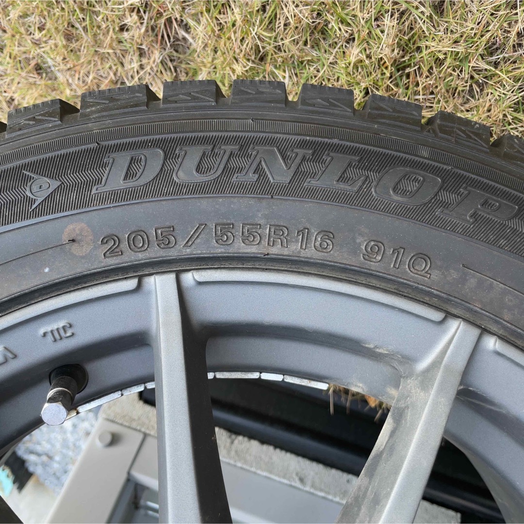 DUNLOP(ダンロップ)のAudi A3 スタッドレスタイヤ　ダンロップ　アルミ　4本セット 自動車/バイクの自動車(タイヤ・ホイールセット)の商品写真