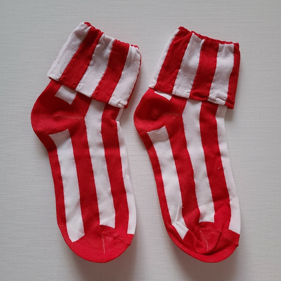 靴下屋(クツシタヤ)の靴下　ストライプ　赤白　紅白 レディースのレッグウェア(ソックス)の商品写真