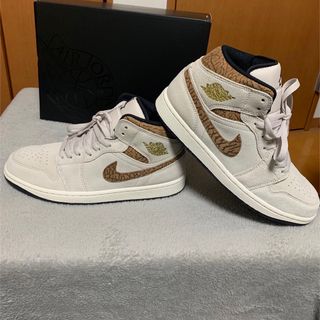 ジョーダン(Jordan Brand（NIKE）)の新品　NIKEエアージョーダン1MID SE "ブラウンエレファント" 26.5(スニーカー)