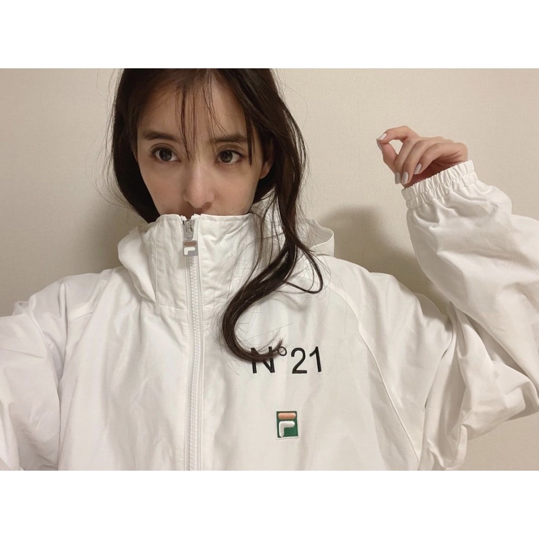 新木優子着用 FILA×N°21コラボジップパーカーハイブランド