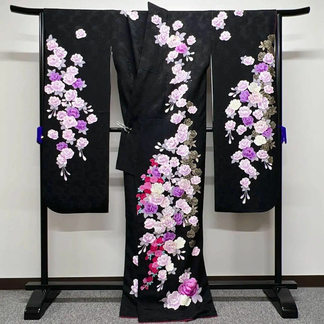 黒地に薔薇地紋、薔薇模様の振袖　金彩　銀彩　刺繍　着物 レディースの水着/浴衣(着物)の商品写真