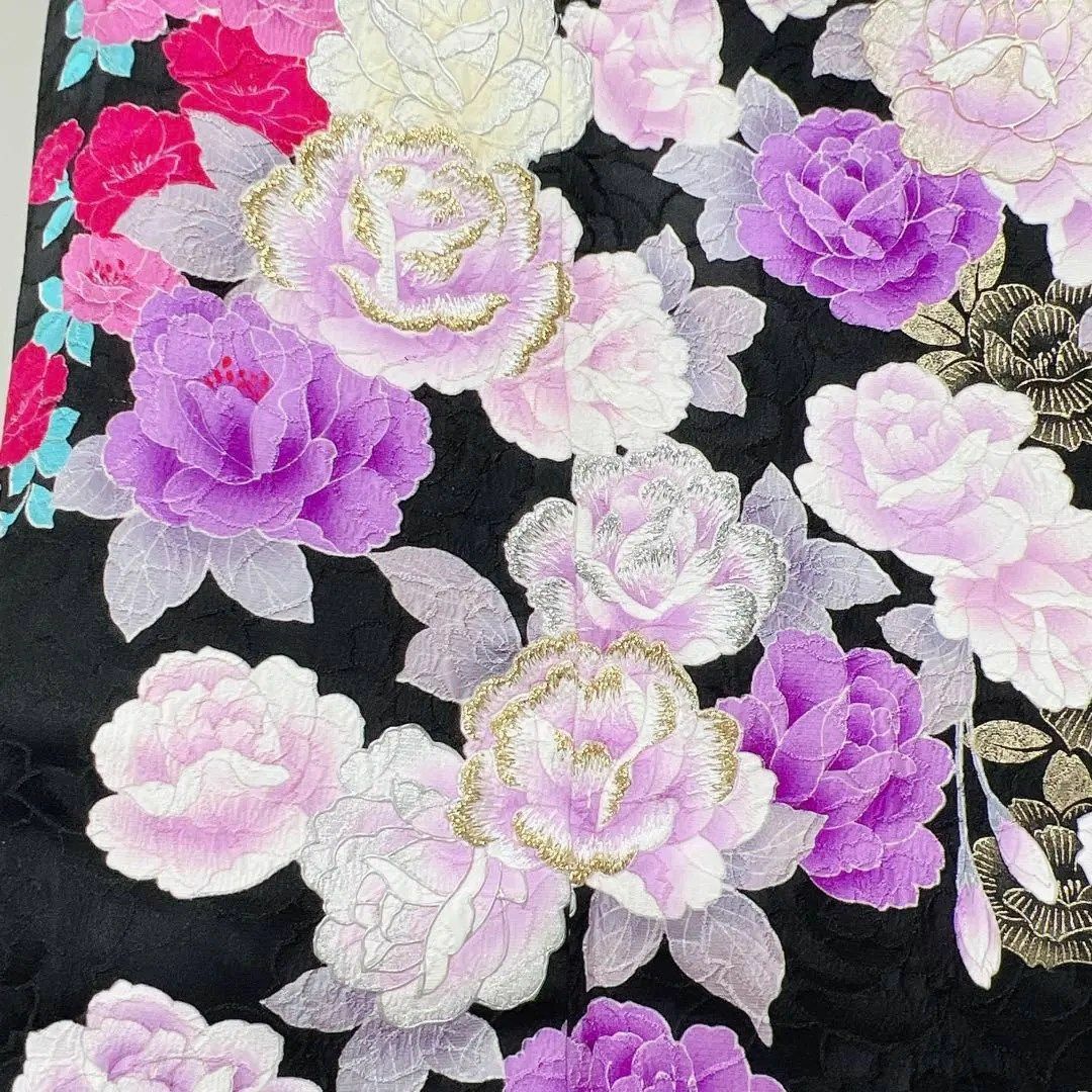 黒地に薔薇地紋、薔薇模様の振袖　金彩　銀彩　刺繍　着物 レディースの水着/浴衣(着物)の商品写真