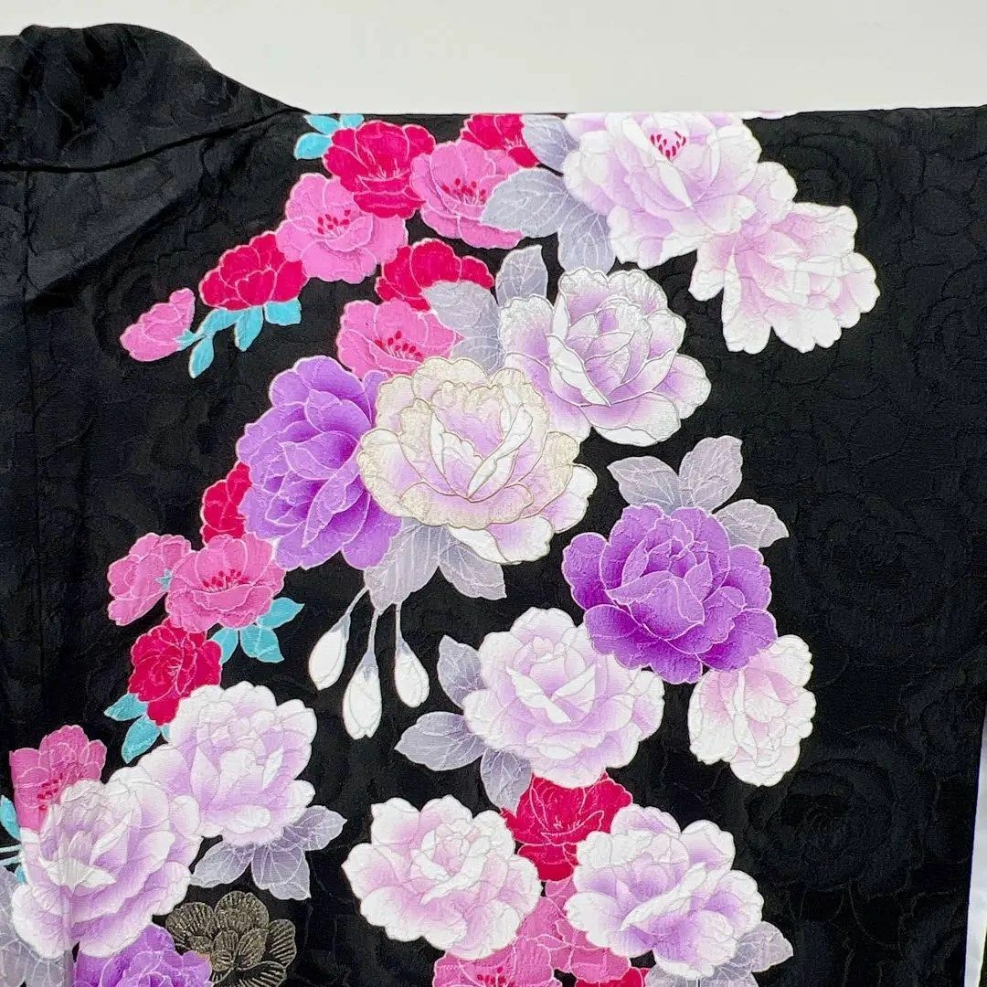 黒地に薔薇地紋、薔薇模様の振袖　金彩　銀彩　刺繍　着物 レディースの水着/浴衣(着物)の商品写真